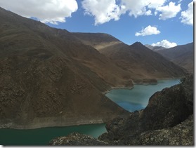 montagnes- escarpées-tibet-pu er-les-filles-du-thé montagnes- escarpées-tibet-pu er-les-filles-du-thé
